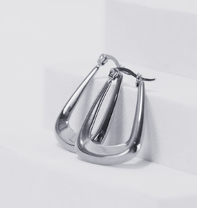 CLAWSというフックのようなデザインのパラジウム製のピアス