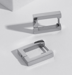 STAPLERという四角いホッチキスのようなデザインのパラジウム製のピアス